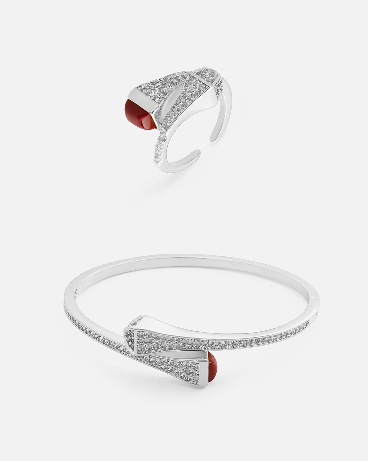 ‎ طقم نسائي مميز بلون فضي